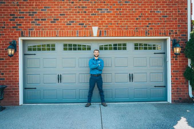 How To Choose The Right Garage Door Repair Service