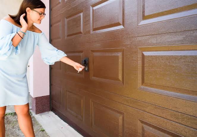Can You Manually Lift A Garage Door From The Outside
